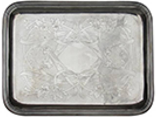 Bandeja Art Nouveau “Christofle” retangular espessurada à prata, fundo lavrado composições de arabescos, flores e volutas. 26 x 30 cm - França, séc. XIX/XX.