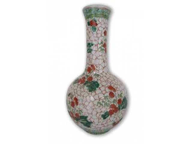 Floreiro em porcelana chinesa decorado com motivos florais e selo vermelho na base H = 37 cm e D = 20 cm