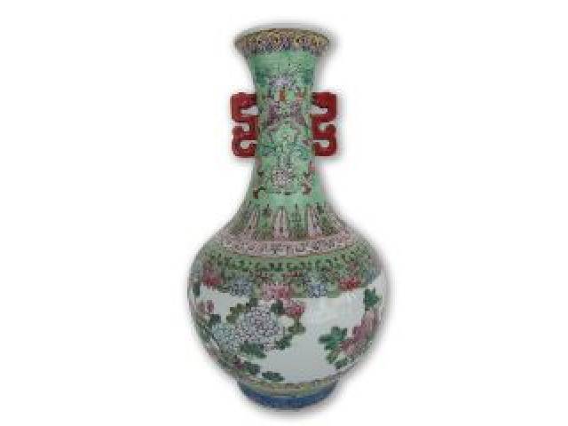 Ânfora em porcelana chinesa policromada com predominância verde e alças vermelhas, decorada com motivos florais e e selo vermelho na base H = 35 cm e D = 20 cm