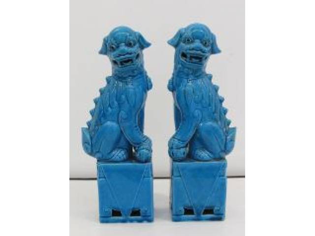 Par de esculturas “Cães de Fó” em porcelana oriental esmaltada e vitrificada na cor azul turquesa H = 33 cm, déc. 60/70