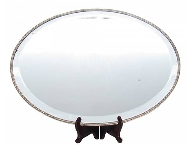 Bandeja oval em metal espessurado à prata, borda cinzelada e repuxada, esp. bisotê. 39 x 55 cm - Europa, séc. XX
