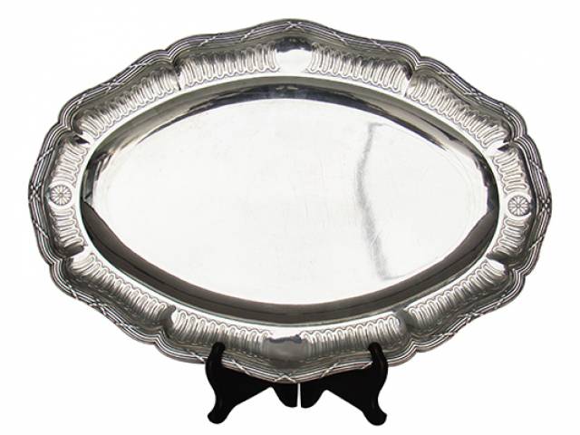 Travessa oval “Bointaburet A Paris” c. 1880, Sterling Silver, borda cinzelada e repuxada dec. croise. 32 x 45 cm - França, séc. XIX.