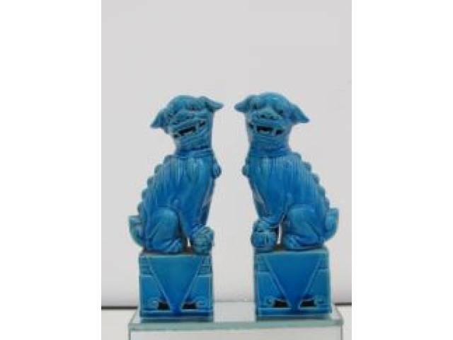 Par de esculturas “Cães de Fó” em porcelana oriental esmaltada e vitrificada na cor azul turquesa H = 16 cm, déc. 60/70