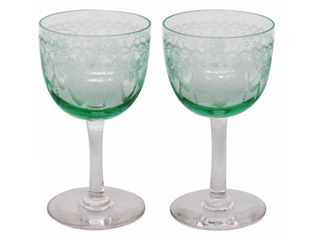 Par de taças p/ licor, cristal verde lapidado com decor. floral, haste e base transparentes. h = 11 cm - Europa, prim. met. séc. XX