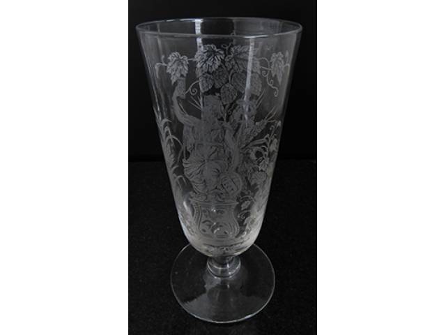 Taça p/ cerveja, cristal acidado, decor. com repr. de cevada e divindade Baco. h = 16,5 cm - Europa, séc. XX
