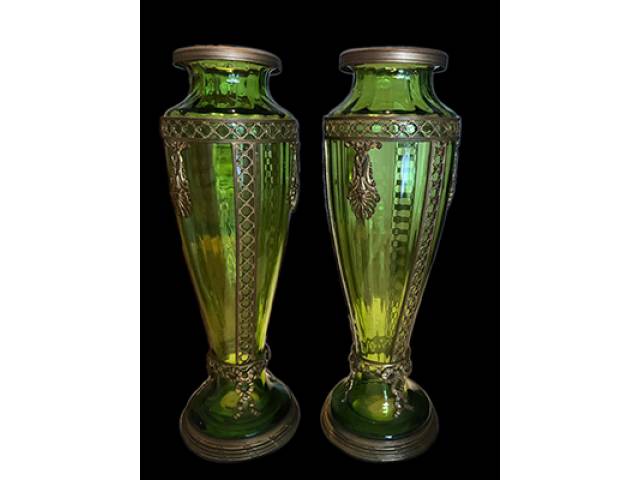 Par de floreiros, cristal verde canelado, apliques em bronze cinzelado e repuxado ao estilo Império. 26 x 9 cm. - Europa, início séc. XX