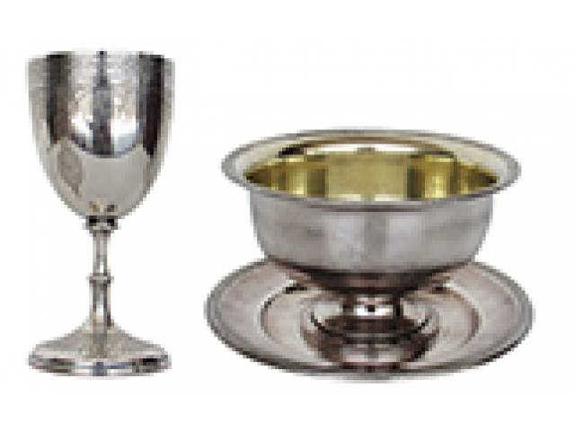 Cálice em prata de lei inglesa Período Vitoriano (1869), vermeil,marca de prateiro com fina decor. no corpoe base. Âmbula, metal espessurada à prata, modelo Croisé com prato acoplado. - Londres, séc. XIX/XX