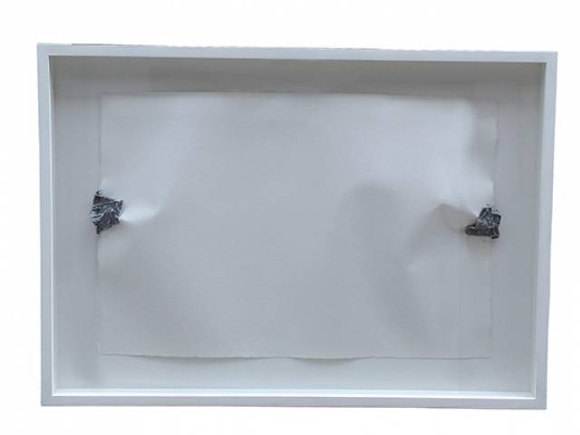 Carlos Fajardo papel e metal 51 x 71,5 cm “Sem Título” 2003 Com cachê da Galeria Raquel Arnaud