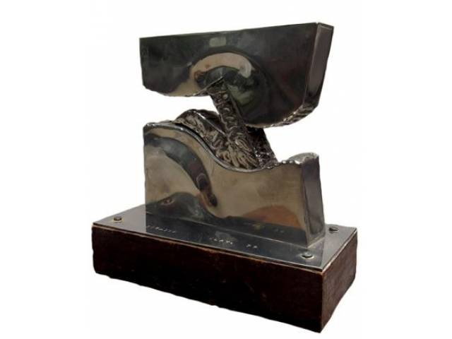 Nicolas Vlavianos escultura em aço inox 27 x 22 x 10 cm "Sem Título" assinada e datada 1979 base tiragem 105/150