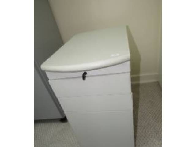 Gaveteiro arquivo branco com três gavetas e chave. 60 x 35 x 55 cm (objetos não fazem parte deste lote, apenas o móvel)