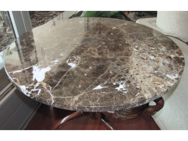 Mesa lateral com tampo de mármore marrom imperial encimado por base de madeira com decoração de garça, H = 65 cm e D = 70 cm