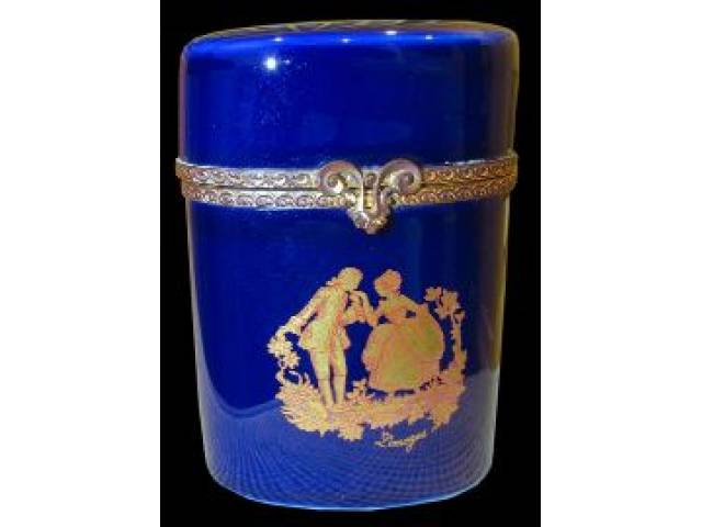 Limoges - Antiga cigarreira cilíndrica em porcelana na cor azul cobalto e bronze com figura palaciana ao centro. 10 x 7 x 4 cm - França