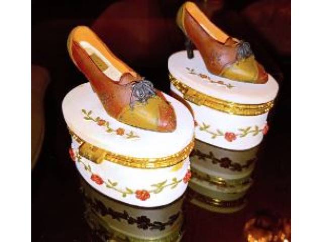 Par de porta joias em resina e borda com fecho em metal trabalhado encimadas por sapatos Vitorianos com laço, 1decoração de flores na tampa - 8 cm
