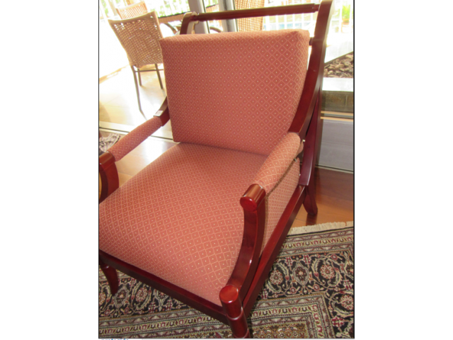 Poltrona em mogno com espaldar almofadado, 85 x 65 x 90 cm