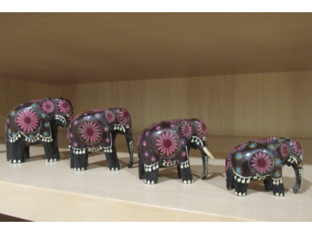 Manada de elefantes (4) finamente ornamentados em madeira, altura média entre 5 cm e 8 cm - Índia