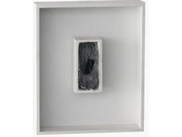 Piza, Arthur Luiz tramas de arame galvanizado, gesso, zinco e madeira em caixa de acrílico 24 x 20 x 4,5 cm “Sem Título” ass. verso Com cachê da Galeria Raquel Arnaud
