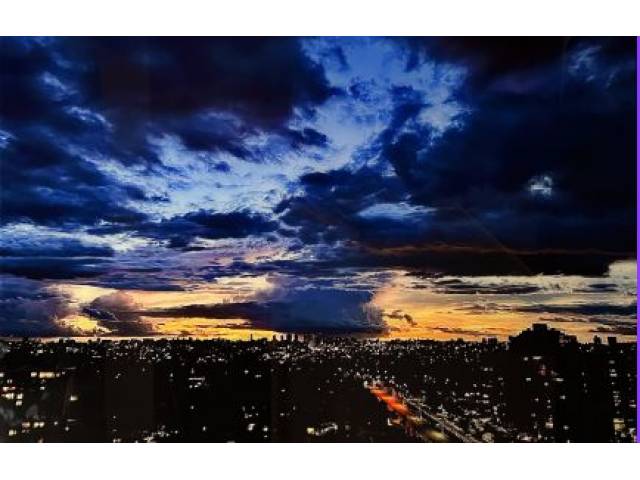Claudio Cernea “Entardecer na Cidade”. Pigmentação mineral sobre Papel Hahnemuhle Rag 308g. 60 x 90 cm Metacrilato