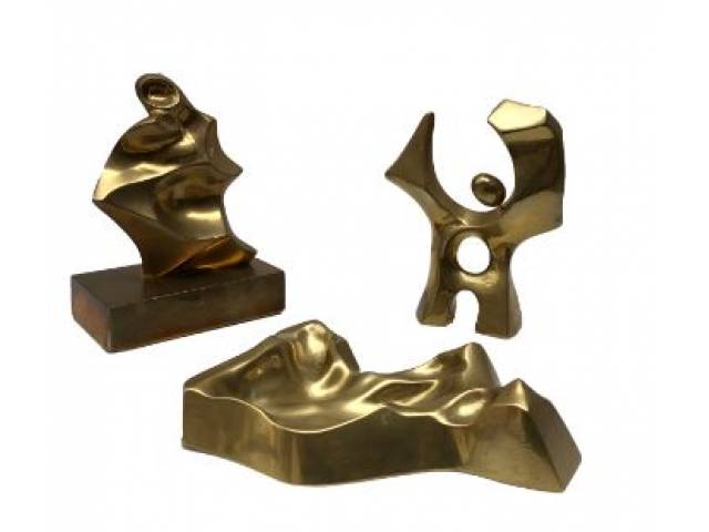 Lote contendo três esculturas sendo duas em bronze de Domenico Calabrone 14 x 12 x 4 cm e 14 x 11 x 5 cm  assinadas  e uma Anita Kaufmann em latão polido 4 x 17 x 12 cm  todas assinadas