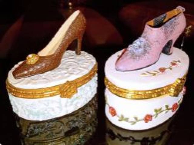 Par de porta joias em resina e borda com fecho em metal trabalhado encimadas por sapatos Vitorianos com fivela, 1 decoração de flores na tampa, 8 cm