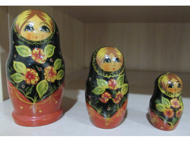 Matrioskas (3) em madeira decoradas ao estilo, H = 10 cm, 8 cm e 6 cm - Russia