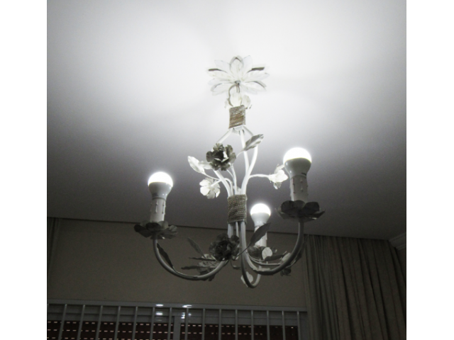 Lustre com decoração de folhas em metal branco, braços curvos e três lâmpadas. H = 60 cm e D = 40 cm