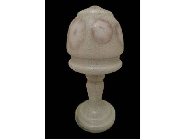 Bonito abajur em pasta de vidro na forma de cogumelo e pés torneados finamente ornamentado. H = 30 cm