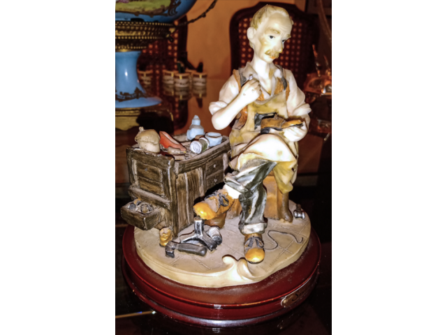 Santini - Figura de sapateiro em seu oficio em resina H = 17 cm e D = 15 cm - Itália