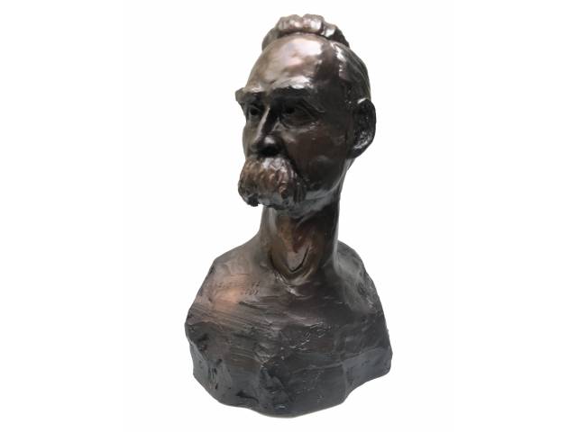 Daniel Leandro Gonzalez escultura tridimensional em fibra de vidro policromada 70 x 42 x 30 cm intitulada "Nietzsche" assinada e datada 2001, retratando o filósofo Nietsche. A escultura participou de exposição na Galeria André em SP
