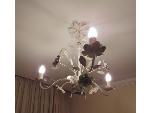 Lustre em metal branco e braços curvos em forma de flor e folhas com três lâmpadas. H = 60 cm e D = 40 cm