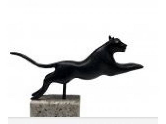 Adina Worcman escultura em alumínio 28 x 8 x 4 cm intitulada "Salto da Pantera" assinada na obra