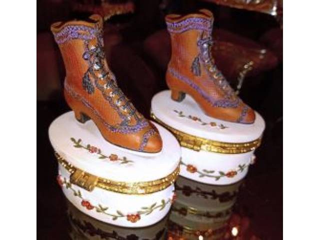 Par de porta joias em resina e borda com fecho em metal trabalhado encimadas por sapatos Vitorianos, decoração de flores na tampa, 8 cm