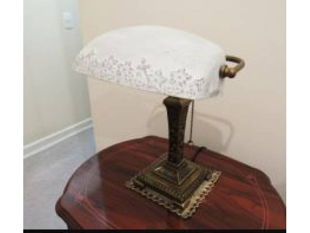 Abajur com corpo finamente ornamentado com base e pés em bronze estilo Império e cúpula trabalhada em pasta de vidro branca. Europa sec. XX - 40 x 30 x 30 cm