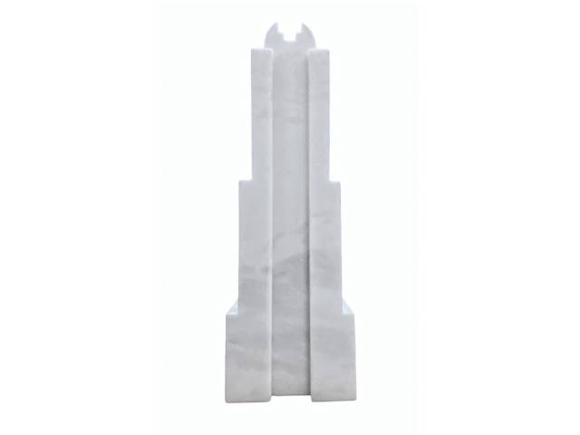 Adhemir Fogassa imponente escultura esculpida em mármore Espirito Santo, acabamento esmerado, formas retas, altura 67 cm e base 15 x 22 cm representando Expressões da Arquitetura com formas definidas, dando sustentabilidade e leveza ao volume da obra.. Acompanha Certificado de Autenticidade emitido pelo artista. Peso aprox. 35 kg.