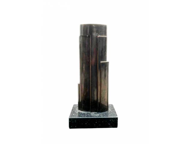 Adhemir Fogassa escultura fundida em bronze polido, com pátina grafite medindo altura 47,5 cm com base 15 x 22 cm, representando cilindros alongados e encrustrados dando equlibrio ao volume da peça. Acompanha Certificado de Autenticidade emitido pelo artista
