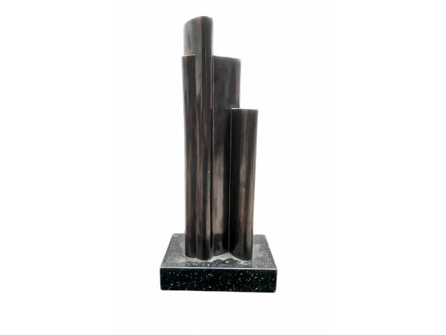Adhemir Fogassa escultura fundida em bronze polido, com pátina grafite medindo 41 cm com base  12,5  x 20 cm, representando cilindros alongados em diferentes níveis , dando grande harmonia a toda peça. Acompanha Certificado de Autenticidade emitido pelo artista.
