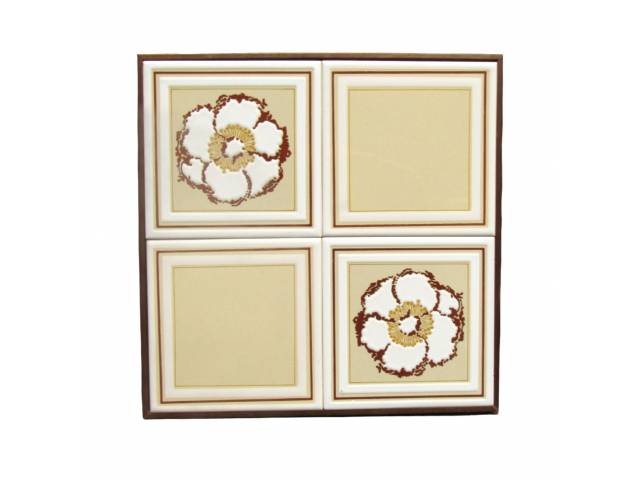 Manufatura Brennand - IASA painel com 4 azulejos fundo vitrificado na cor bege 30 x 30 cm  "Flores" timbrado no verso Recife - Brasil