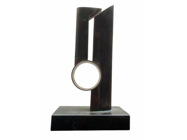 Adhemir Fogassa escultura fundida em bronze polido, com pátina grafite, medindo altura 41 cm com base 12,5 x 23 cm representando cilindros alongados, com ângulos diferentes, apoiados em um circulo , dando equilíbrio à obra. Acompanha certificado de autenticidade emitido pelo artista