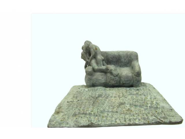 Maria Clara Fernandes escultura em bronze 20 x10x10 cm “No canto esquerdo do sofa” ass. CID  datado 1994