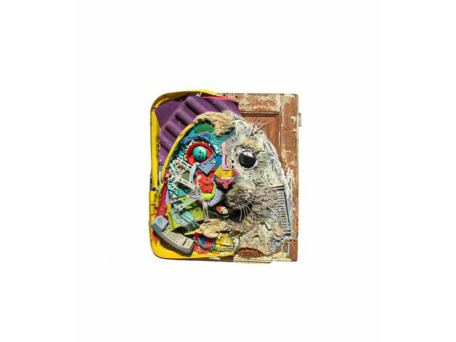 Bordalo II tinta sobre assemblagem de desperdício ( plástico , madeira ,cerâmica e outros ) 65 x 75 cm intitulada "Foca" ass. CIE datada 2022,  reproduzida no Catálogo de Exposição da Galeria de Arte  Luis Maluf
