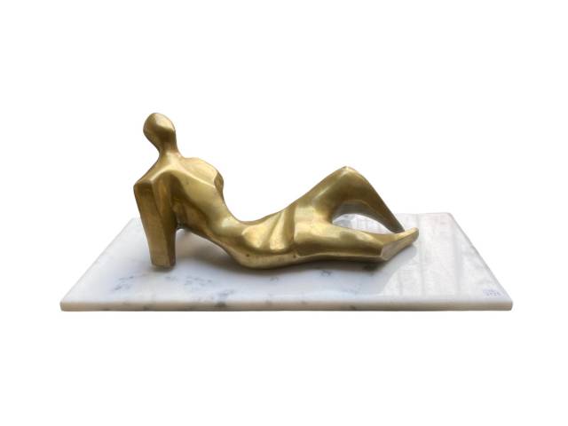 Agostinelli escultura de bronze sobre base de mármore 50 X 20 X 24 cm "Figura Feminina Deitada" ass. CI