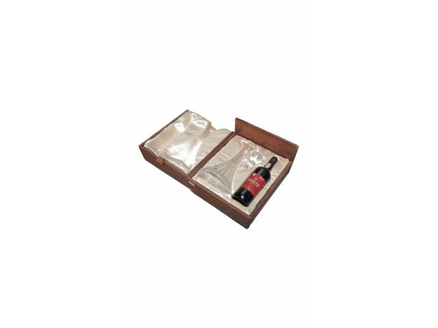 Importante decanter em cristal canelado  Atlantis - Portugal, acidado decorado no corpo com comemoração aos 500 anos de descobrimento da Brasil, numerada. Acompanha garrafa de vinho do Porto Vintage Report, da confraria do vinho do Porto, Safra 1997 - Portugal , acondicionado em elegante box de madeira.