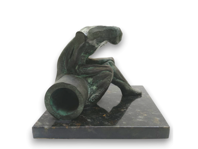 O. Baroni escultura em bronze 14 x 17 x 15cm "Figura Masculina" ass. lateral