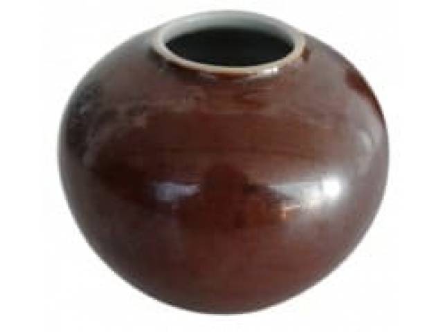 Pequeno pote bojudo porc. esmaltada decor. ao padrão dito “chocolat”, h = 6,5 cm. China marcações para dinastia Qing, reinado Chia-ch’ing (1796 - 1820).