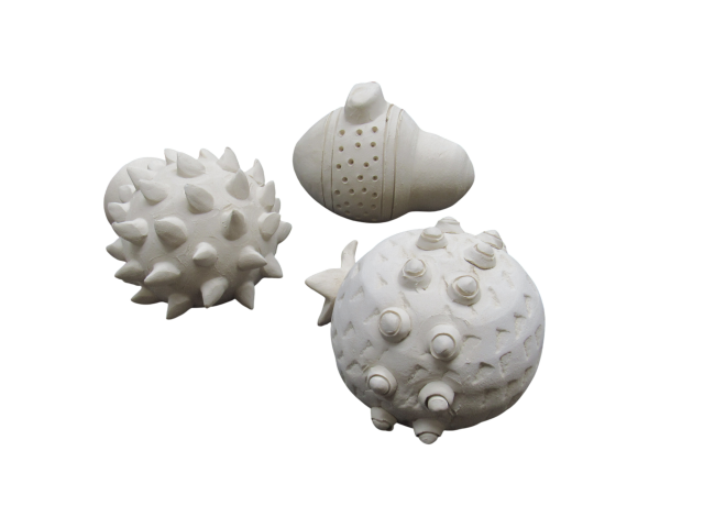 Maria Amelia Vieira Três esculturas de parede em cerâmica 12x10x9cm, 12x10x9cm, 11x10x9cm ass. verso ano 2025 com certificado individuais emitido pela própria artista.