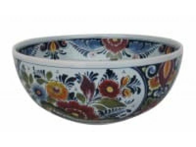 Bowl em porc. “Oud Delft factory” Vintage, reservas e motivos florais alternadas com forma de vaso e pintura policromada. 23 x 10 cm - Holanda, séc. XX