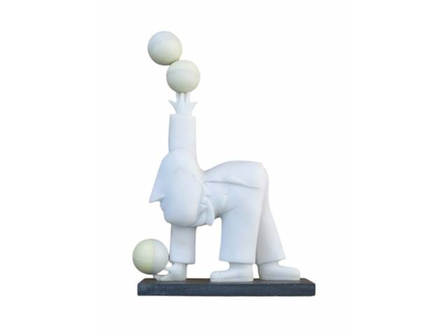 Inos Corradin escultura em pó de mármore 52cm intitulada "Equilibrista" . Com certificado.