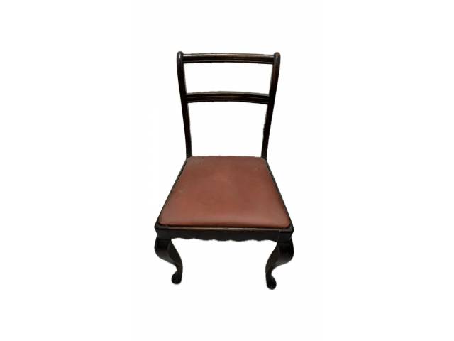 Cadeira baixa avulsa, estilo e época Império, de madeira de jacarandá e assento almofadado em couro na cor marrom . Brasil século XIX