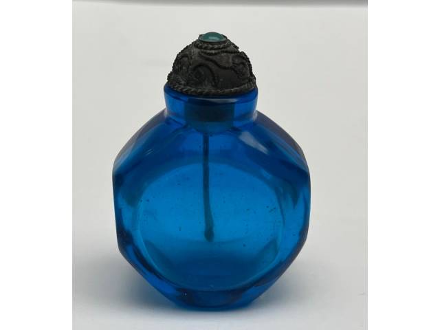 Snuff-Bottles em vidro azul liso com  tampa decorada, peça de coleção. Med.: 5,5cm - China, séc. XVIII/XIX