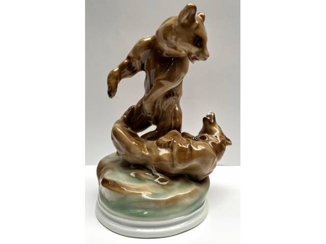 Maravilhoso grupo escultórico art decô em porcelana húngara ZSOLVAY ricamente policromada representando "Briga de Ursos" h= 30cm Hungria anos 60