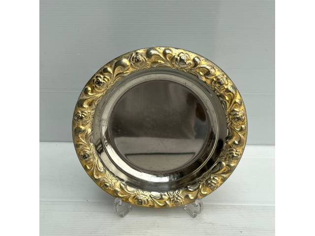 Pequeno souplast para mesa com borda dourada com decoração floral em alto relevo